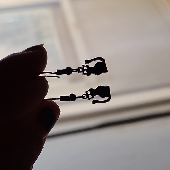 Tiny Stainless Steel Black Cat Dangle Earrings NIP - Picture 1 of 3
